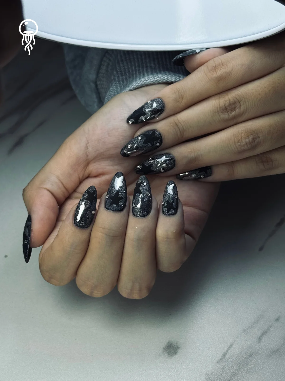 Peachy Studio: uñas largas negras con decorado plateado