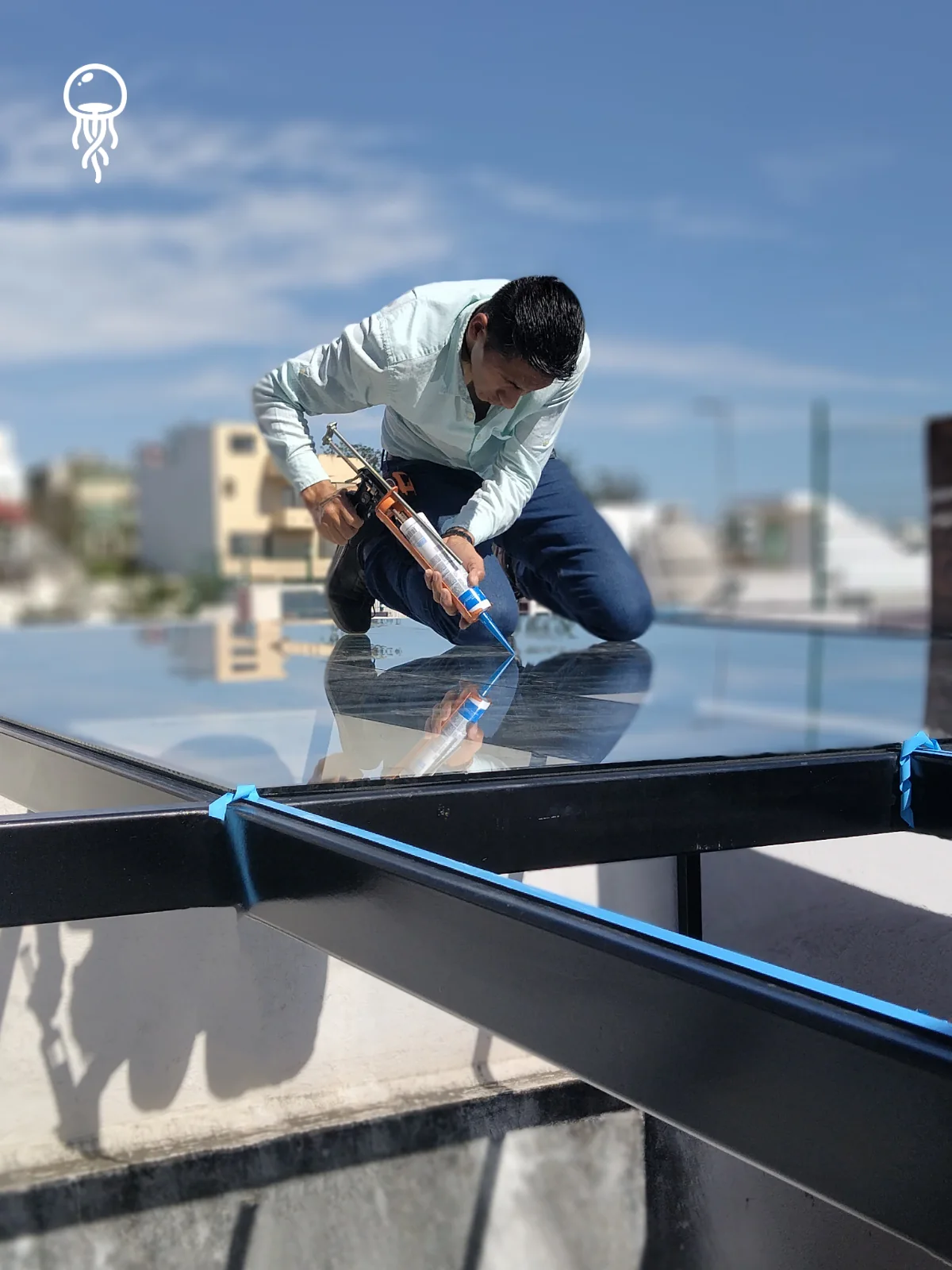 Poxar: instalador sellando un domo de cristal en una azotea